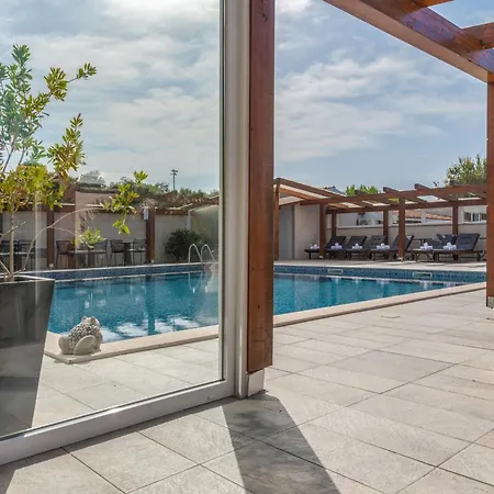 Aparthotel Plat 4*